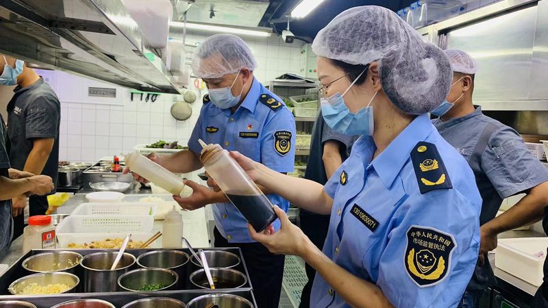 无糖儿童饼干的配料表是判断其是否健康的关键。消费者在选购时，应关注以下几点：